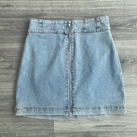 Forever 21 Zip Front Denim Mini Skirt Light Blue Wash Medium Feminine EUC - Picture 1 of 8